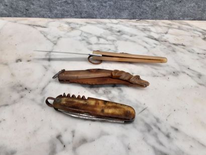 Trois couteaux pliants en corne