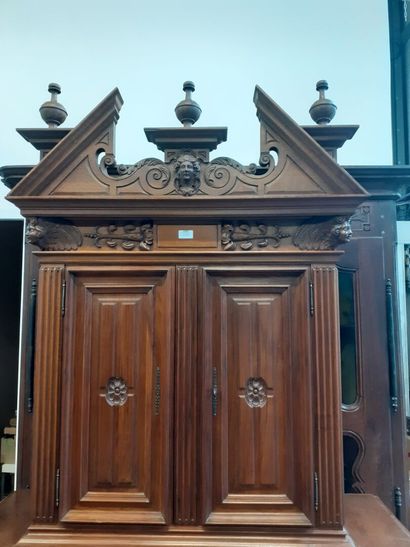 Buffet en retrait en noyer de style Renaissance...