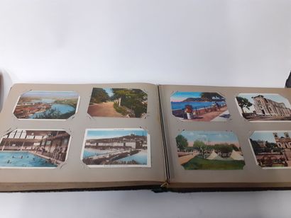 Deux albums de cartes postales: un album...