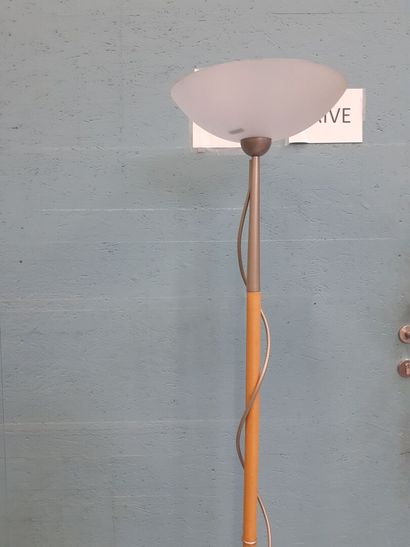 Lampadaire en bois à vasque en verre 
H :...