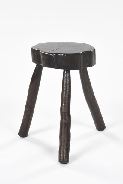 TRAVAIL BRUTALISTE
un tabouret bas tripode...