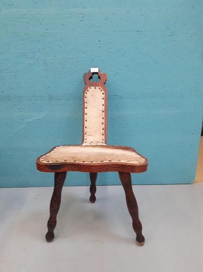 Chaise tripode recouverte de peau de bête...