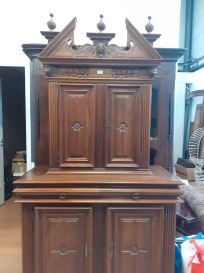 Buffet en retrait en noyer de style Renaissance...