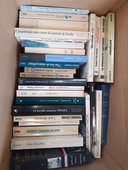 Un carton de livres sur la Politique dont...