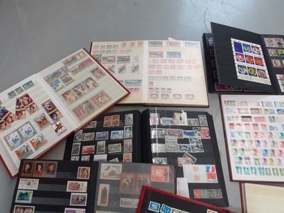 Lot de timbres modernes dont 10 classeurs...