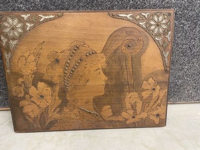 Une plaque pyrogravée 
34 x 45 cm