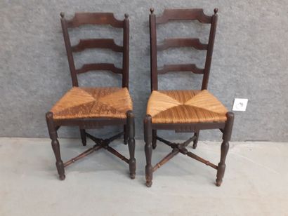 Deux chaises en bois naturel et assise palliée...