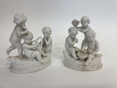 Paire de biscuits de porcelaine concert des...
