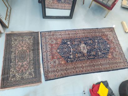 Boukara 
Un tapis fond bleu à décor géométrique...