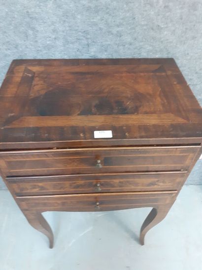 Petite commode en bois de placage de style...