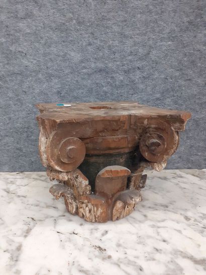 Un chapiteau corinthien en bois et stuc doré...