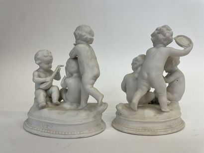 Paire de biscuits de porcelaine concert des...