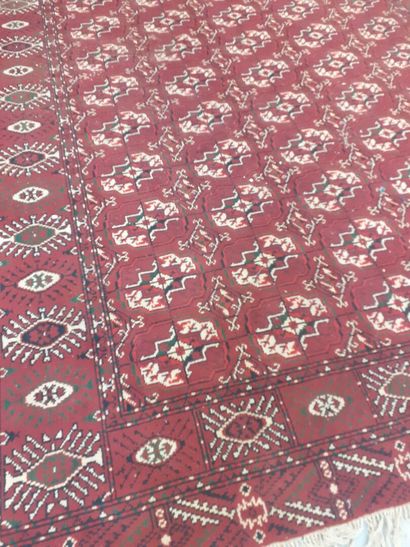Important Tapis bukhara à fond rouge et à...