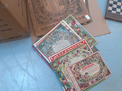Carton comprenant divers jeux de l'oie 