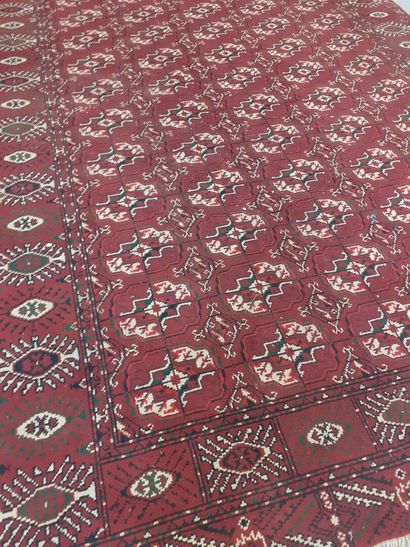 Important Tapis bukhara à fond rouge et à...