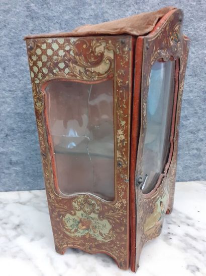 Vitrine en tôle lithographiée et mica (un...