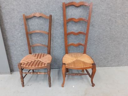 deux chaises à nourrice de modèles différents,...