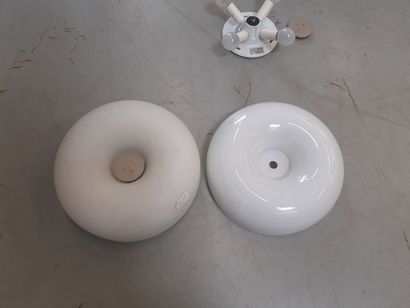 Deux plafonniers en verre 
Manque le tige...