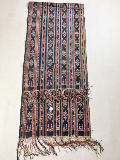 Deux pagnes en ikat de coton indigo de Timor,...