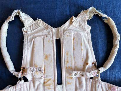 Un étonnant corset orthopédique en coutil...