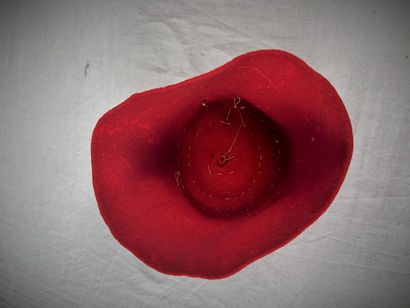 Trois chéchias en feutre de laine rouge,...