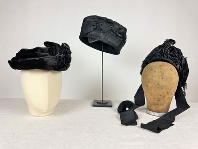 Trois chapeaux et bibi noirs de mode Circa...