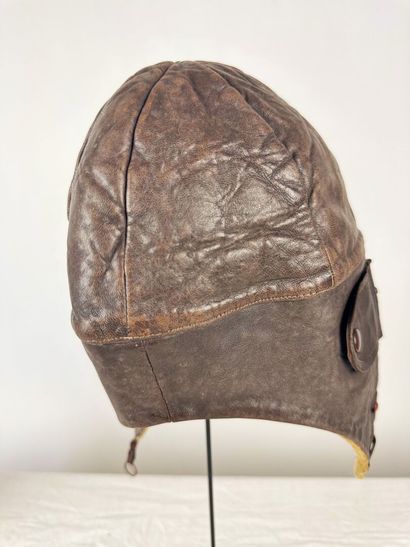Un bonnet d'aviateur ou de motard en cuir...