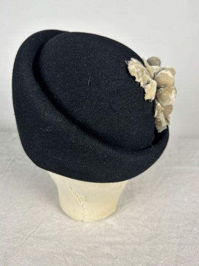Cinq chapeaux de mode pour dame en feutre...