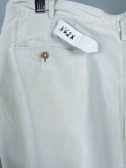 Deux pantalons tailles hautes en lin et drap...