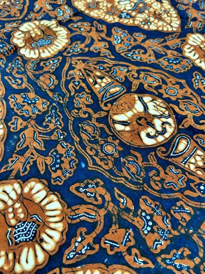 Un grand panneau de Batik fond bleu indigo...