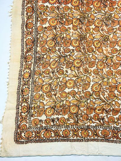 Châle ou nappe en taffetas de soie densément...