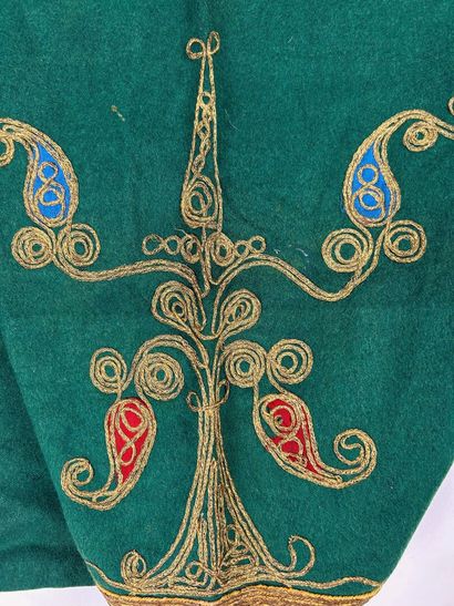 Un kaftan en tapisserie de soie saumon dit...
