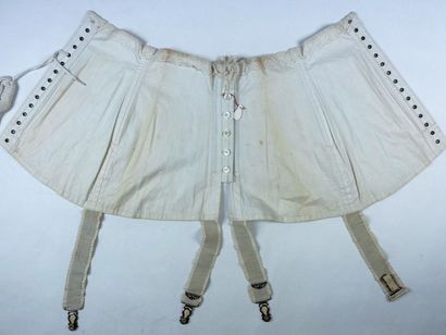Deux corsets baleinés en coutil et quatre...