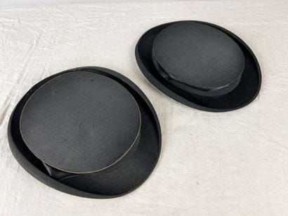 Deux chapeaux claque en satin noir dont un...