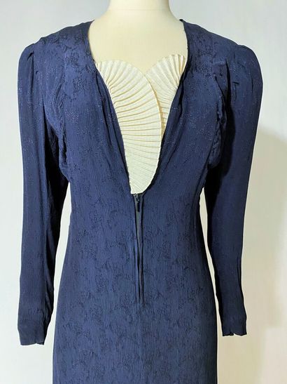 Une robe de cocktail en crêpe façonné Marine...