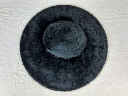 Trois gigantesques chapeaux de mode pour...