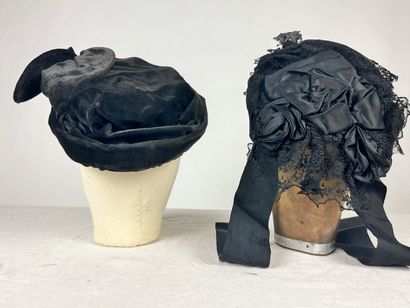 Trois chapeaux et bibi noirs de mode Circa...