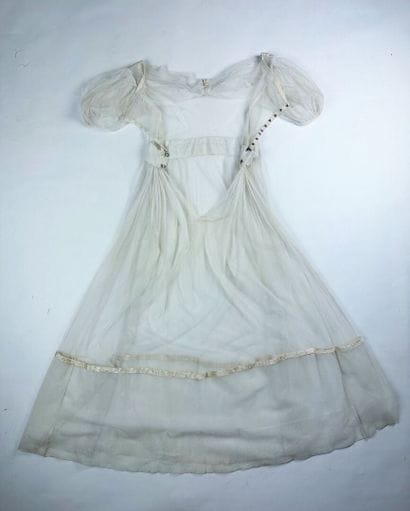 Une robe de bal à manches ballon, période...