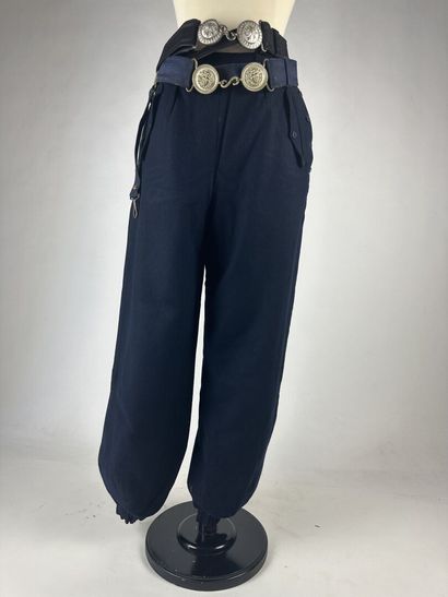 Un pantalon de métier en drap de laine bleu-marine...