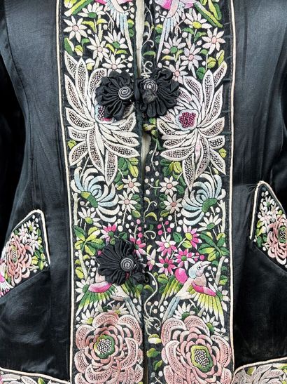 Une veste chinoise en satin duchesse noir...
