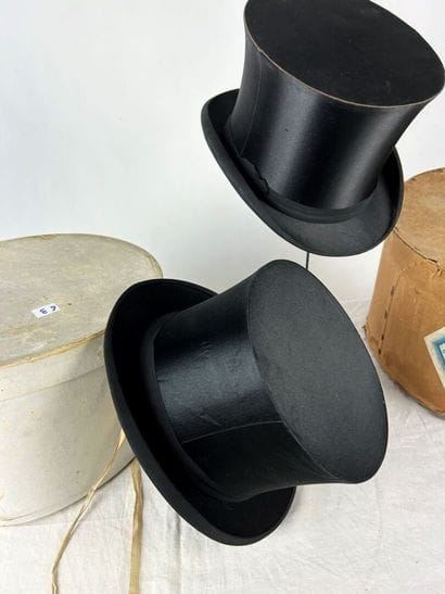 Deux chapeaux claque en satin noir dont un...