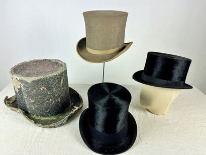 Trois chapeaux haut de forme à bords relevés,...