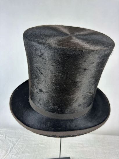 Deux chapeaux haut de forme à tuyau de poële,...