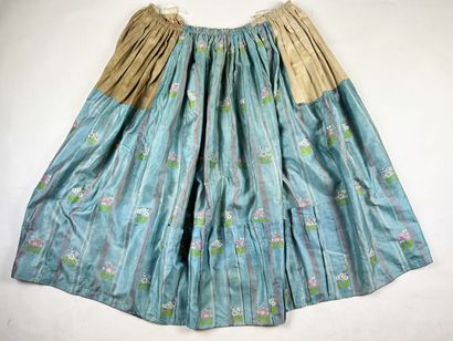 Une robe à la française, manteau et jupe...