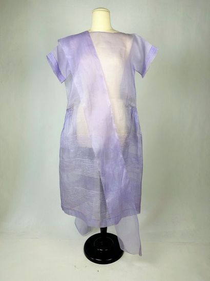 Une robe estivale de forme sac en organza...