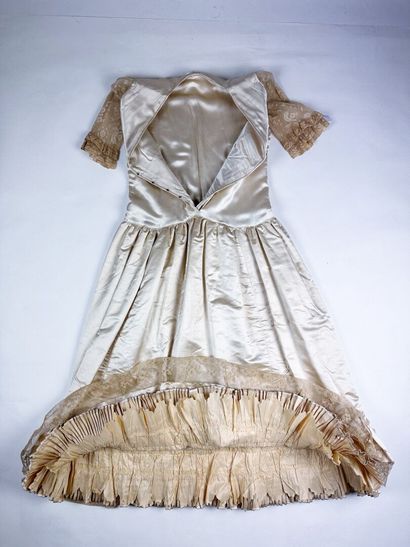 Une robe de style pour la cérémonie en satin...