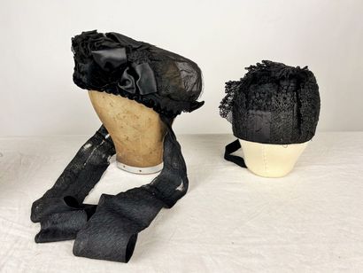 Une série de coiffes noires de deuil et de...