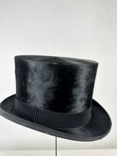 Trois chapeaux haut de forme taupés noir...