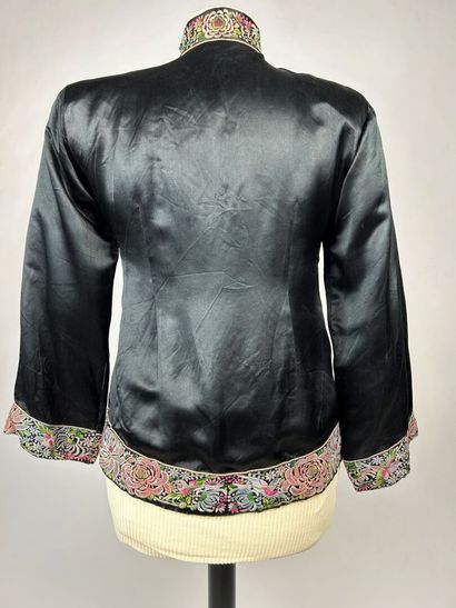 Une veste chinoise en satin duchesse noir...