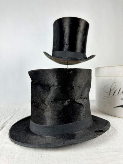 Deux chapeaux haut de forme taupé noir, dont...